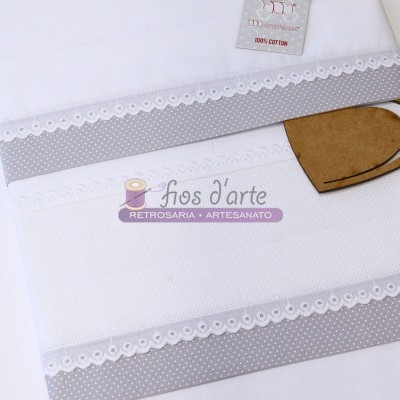 Toalha branca com detalhes cinzentos de pontos e renda com etiqueta e objeto de madeira em formato de coração