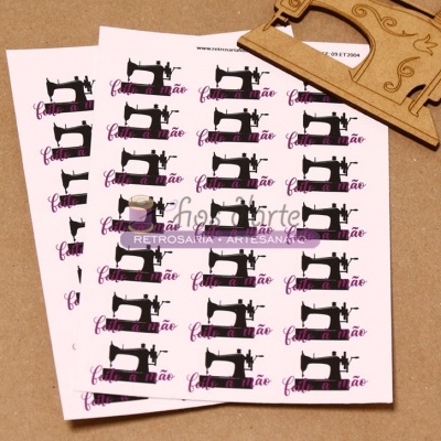 Folhas com desenhos de máquinas de costura e peça de madeira em forma de máquina de costura