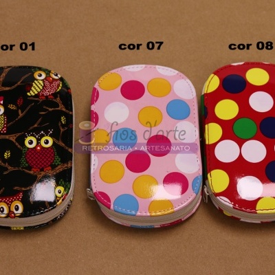 Três bolsos compactos com padrões coloridos e fecho em fundo castanho