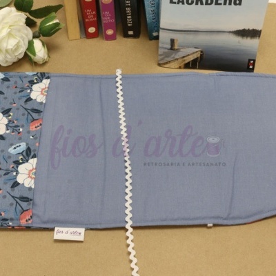 Porta-agulhas de tecido azul com padrão floral e fecho branco