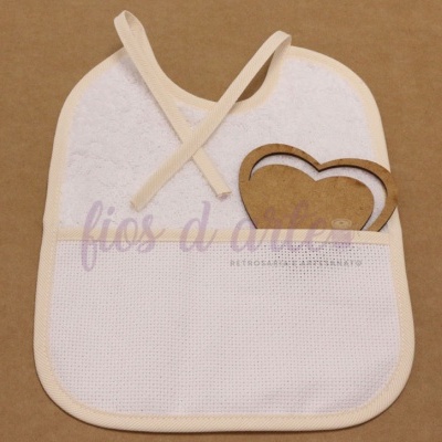 Babete branco com borda bege e peça em forma de coração em madeira