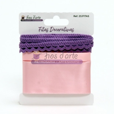 Rolo de fitas decorativas rosa e roxa em cartão branco com texto