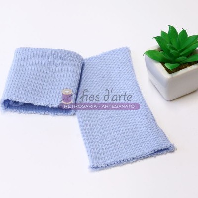 Faixa de tecido azul com textura canelada e vaso com planta suculenta verde