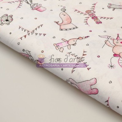 Tecido branco com padrões infantis em rosa e cinza