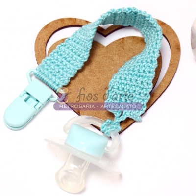 Chupeta transparente com fita azul clara tricotada e suporte de madeira em forma de coração