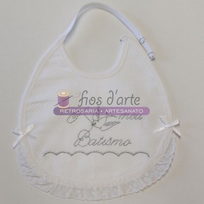 Babete branco bordado com texto Meu Batismo e detalhes de renda