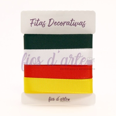 Três fitas decorativas em verde, vermelho e amarelo numa embalagem branca