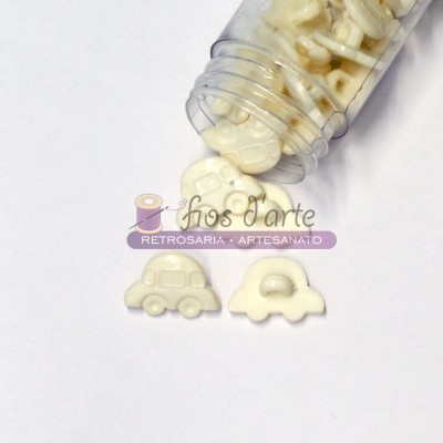 Botões de carros em resina creme sendo derramados de um frasco plástico transparente