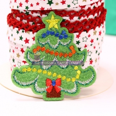 Enfeite de árvore de Natal em tecido bordado sobre fita decorativa com estrelas