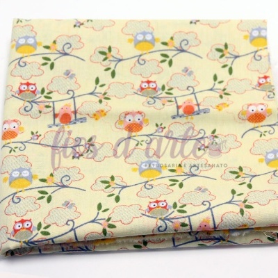 tecido quadrado amarelo com padrão de corujas coloridas em ramos