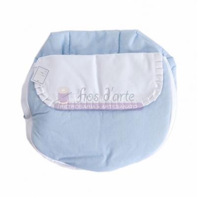 Bolsa redonda azul com aba branca em fundo branco