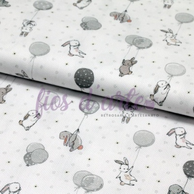 Tecido branco com padrão de coelhos e balões cinzentos e pretos
