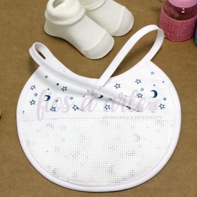 Babete branco com estrelas azuis e lua, meias brancas, anéis de madeira e garrafas com capas rosa e azul