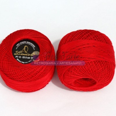 Dois novelos de linha vermelha com etiqueta preta em fundo branco