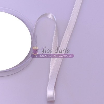 Fita branca acetinada com etiqueta de marca em fundo lilás