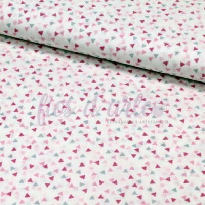 Tecido branco com pequenos triângulos rosa e cinza
