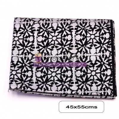 Carteira preta e branca com padrão gráfico e etiqueta 45x55cms