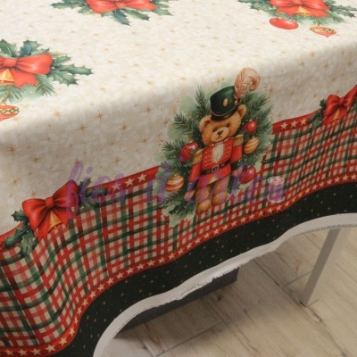 Toalha de mesa natalícia com ursinho, laços e padrão xadrez.