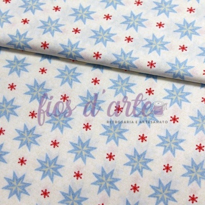 Tecido branco com estrelas azuis e flocos de neve vermelhos