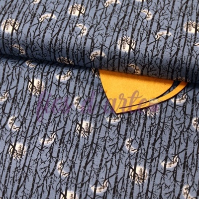 Tecido azul com padrão floral branco e ramos pretos com etiqueta amarela