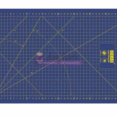 Tapete de corte azul escuro com grelha de medidas amarela e etiqueta amarela com texto IDEAS