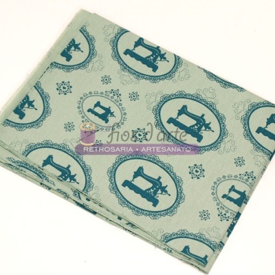 tecido verde claro com máquinas de costura azuis dobrado