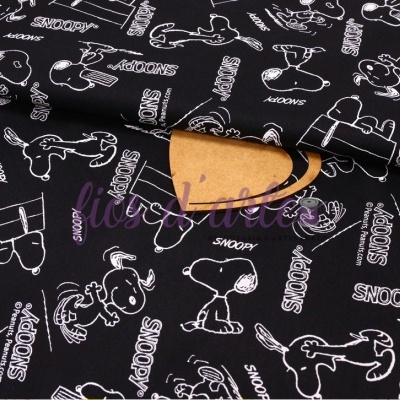 Tecido preto com desenhos brancos do Snoopy e texto SNOOPY em padrão repetido.