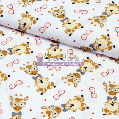 Tecido branco com padrão de girafas e óculos vermelhos