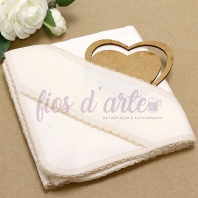 Pano de algodão branco com borda em renda bege, molduras de coração em madeira e flores brancas