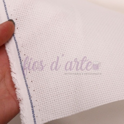 Tecido branco de bordado com trama regular e linha azul na margem