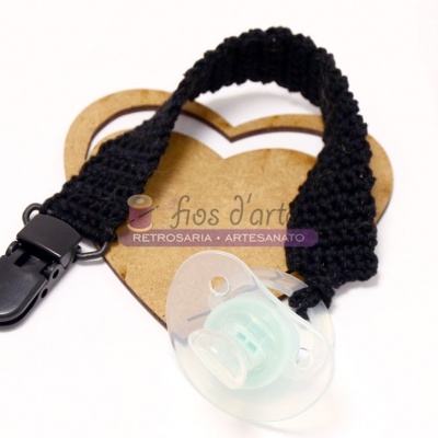 Prendedor de chuchas preto com base de cartão em forma de coração