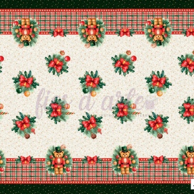 Tecido natalício com ursinhos, fitas vermelhas, bolas e padrão xadrez nas bordas