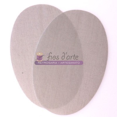 Dois retalhos de tecido elípticos bege claro sobre fundo branco com texto promocional no centro.