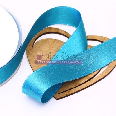 Fita azul turquesa acetinada sobre suporte de madeira em forma de coração