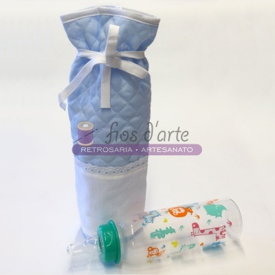 Garrafa para bebê com saco de tecido azul acolchoado e fita branca