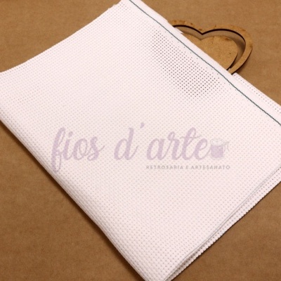 Pano branco de tecido ponto cruz com alça decorativa em forma de coração