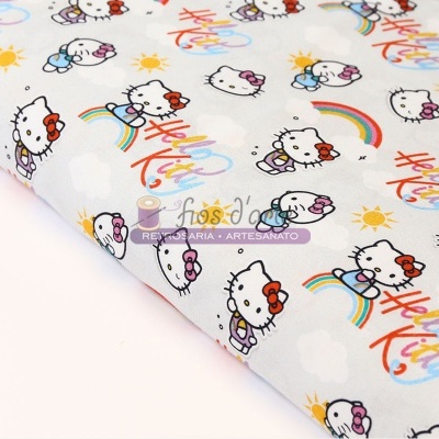 Tecido branco com padrão Hello Kitty colorido e texto Hello Kitty