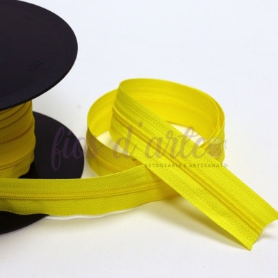 Rolo de fita textil amarela com uma ponta solta