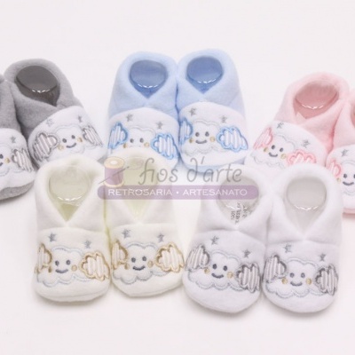 Sapatinhos de bebé em várias cores com aplicação de ovelha sorridente