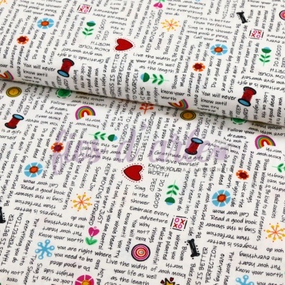 Tecido branco com padrões multicoloridos e texto em inglês impresso