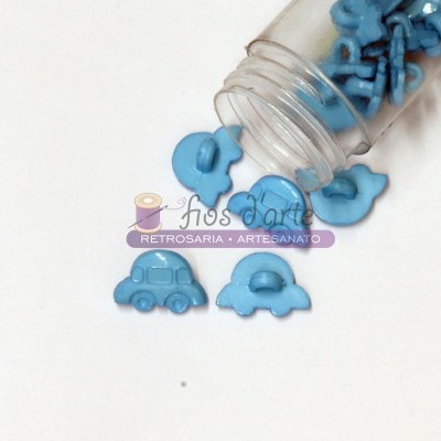 Botões azuis em forma de carro a sair de tubo transparente