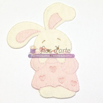 Aplicação em tecido de coelho com padrão de corações e logotipo sobreposto