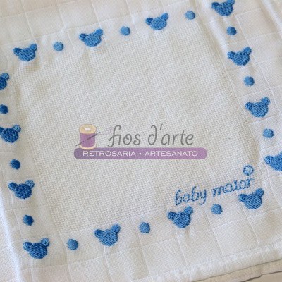 Toalha branca de algodão com bordado azul de ursinhos e texto 'baby mario'