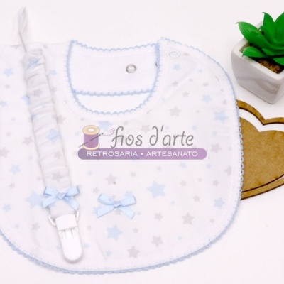 Babete branco com estrelas azuis e cinzentas e clip chupeta com padrão de estrelas azuis
