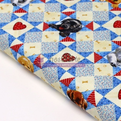 Tecido estampado com cães, corações e ossos em quadrados azuis e brancos