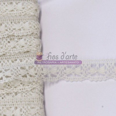 Renda branca floral delicada com etiqueta fios d'arte