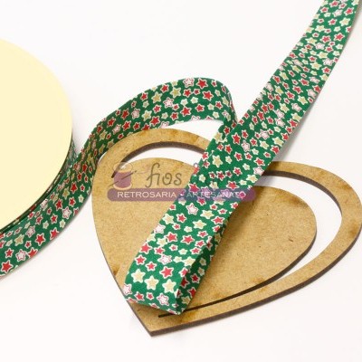 Fita decorativa verde com flores vermelhas e brancas enrolada em bobina amarela com base de madeira em forma de coração.