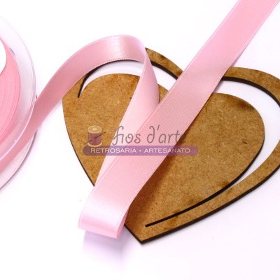 Fita de cetim rosa claro e forma de coração em MDF com texto