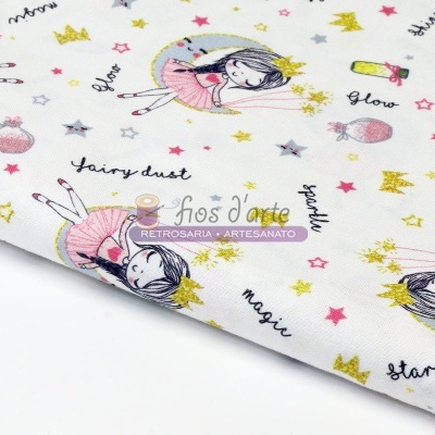 tecido branco com padrão infantil de bailarinas e estrelas coloridas