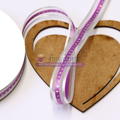 Rolo de fita decorativa lilás e branca com pontos prateados sobre suporte de madeira em forma de coração